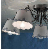 Mázas kerámiából és fémből készült, kézműves mennyezeti lámpa. kék szobában.